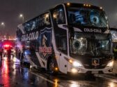 Bus interurbano circulando de noche por una calle de una ciudad costera chilena, evocando el traslado nocturno atacado, sin reconstruir la escena del disparo