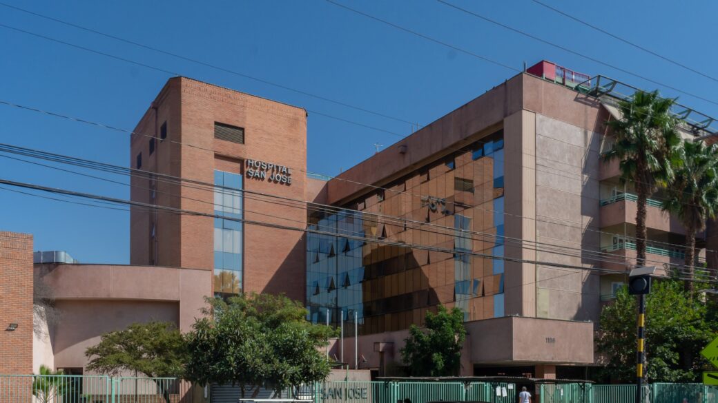 Fachada o entorno real del Hospital San José, establecimiento donde se tomó la muestra a la paciente del caso — institución identificable de forma legítima, sin mostrar a la paciente ni a personal vinculado al caso puntual.