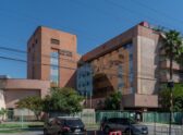 Fachada o entorno real del Hospital San José, establecimiento donde se tomó la muestra a la paciente del caso — institución identificable de forma legítima, sin mostrar a la paciente ni a personal vinculado al caso puntual.