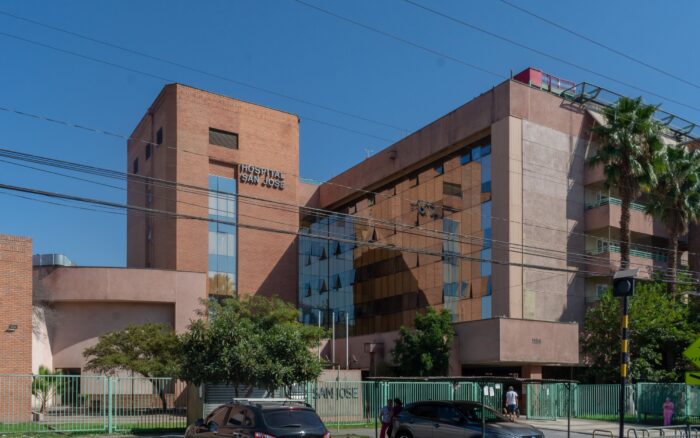 Fachada o entorno real del Hospital San José, establecimiento donde se tomó la muestra a la paciente del caso — institución identificable de forma legítima, sin mostrar a la paciente ni a personal vinculado al caso puntual.