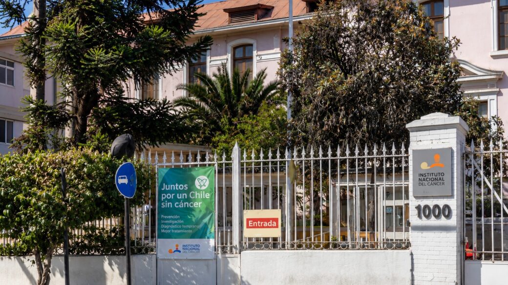 laboratorio de investigación oncológica o entorno clínico público chileno, sin evento puntual fotografiable