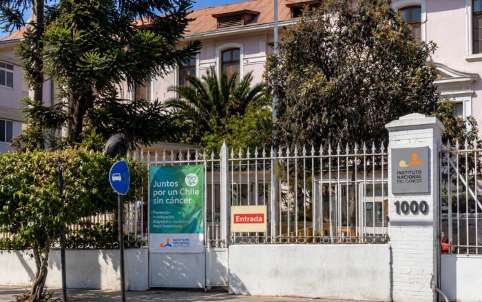 laboratorio de investigación oncológica o entorno clínico público chileno, sin evento puntual fotografiable
