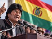 Un contexto institucional chileno-boliviano (banderas de ambos países, entorno andino o edificio de gobierno) que remita al acercamiento diplomático entre Santiago y La Paz, sin representar directamente la amenaza de movilizaciones ni a Morales o Paz.