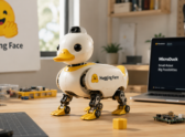 Ilustración de un pequeño robot con forma de pato sobre un escritorio, representando un producto de robótica de código abierto y bajo costo.