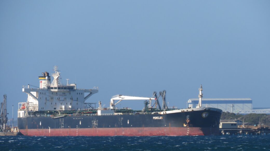 El estrecho de Ormuz con tráfico de buques petroleros, el paso marítimo cuya reapertura es el objeto central de la propuesta iraní