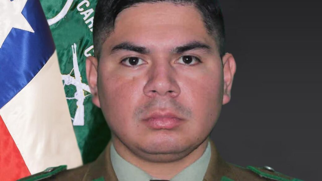 Operativo o cordón policial nocturno de Carabineros en una calle urbana, evocando el procedimiento en que murió el cabo Aguilera, sin identificar el lugar exacto ni mostrar rostros