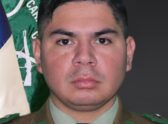 Operativo o cordón policial nocturno de Carabineros en una calle urbana, evocando el procedimiento en que murió el cabo Aguilera, sin identificar el lugar exacto ni mostrar rostros