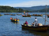Caleta de pesca artesanal en la costa del Pacífico sudamericano, con botes y redes, evocando el vínculo entre el calor oceánico récord y el impacto en la pesca en Chile y Perú