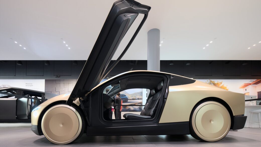 El Cybercab o el robot Optimus de Tesla en un entorno de fábrica/producción, evocando la escala industrial que el crédito busca financiar
