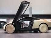 El Cybercab o el robot Optimus de Tesla en un entorno de fábrica/producción, evocando la escala industrial que el crédito busca financiar