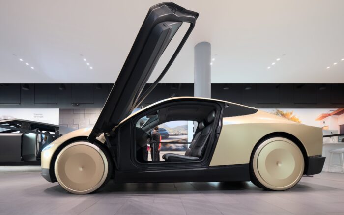 El Cybercab o el robot Optimus de Tesla en un entorno de fábrica/producción, evocando la escala industrial que el crédito busca financiar