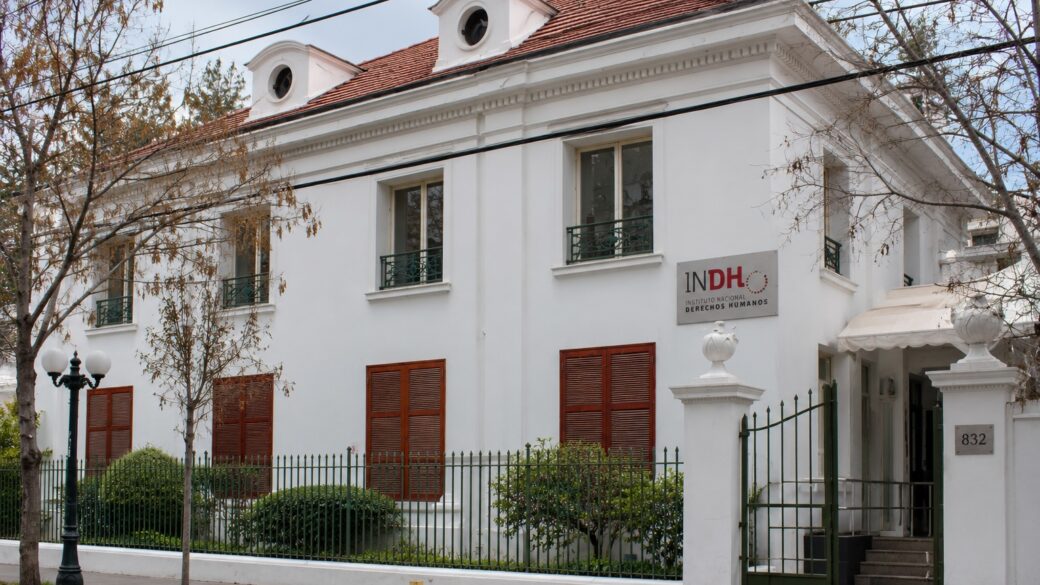 Fachada institucional del INDH o del Congreso Nacional, como referencia visual de un organismo público en disputa presupuestaria, sin sugerir una votación o cierre ya ocurridos