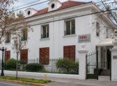 Fachada institucional del INDH o del Congreso Nacional, como referencia visual de un organismo público en disputa presupuestaria, sin sugerir una votación o cierre ya ocurridos
