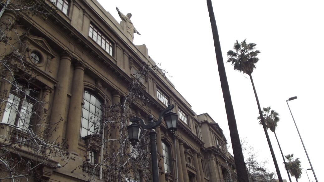 Frontis de Casa Central de la Universidad Católica en la Alameda, con presencia de manifestantes y/o Carabineros, en el contexto de la marcha estudiantil del 1 de octubre de 2026