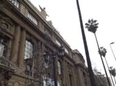 Frontis de Casa Central de la Universidad Católica en la Alameda, con presencia de manifestantes y/o Carabineros, en el contexto de la marcha estudiantil del 1 de octubre de 2026