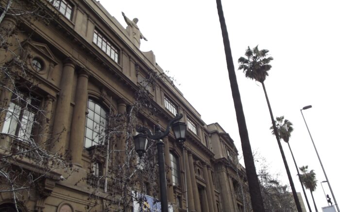 Frontis de Casa Central de la Universidad Católica en la Alameda, con presencia de manifestantes y/o Carabineros, en el contexto de la marcha estudiantil del 1 de octubre de 2026
