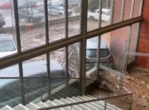 Calle del sector oriente de Santiago con barro y agua tras el aluvión, con personal de emergencia a distancia