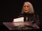 Libro antiguo o manuscrito de poesía griega clásica abierto sobre un escritorio, evocando el cruce entre traducción clásica y literatura que define la obra premiada, sin mostrar la ceremonia del Nobel (no disponible).