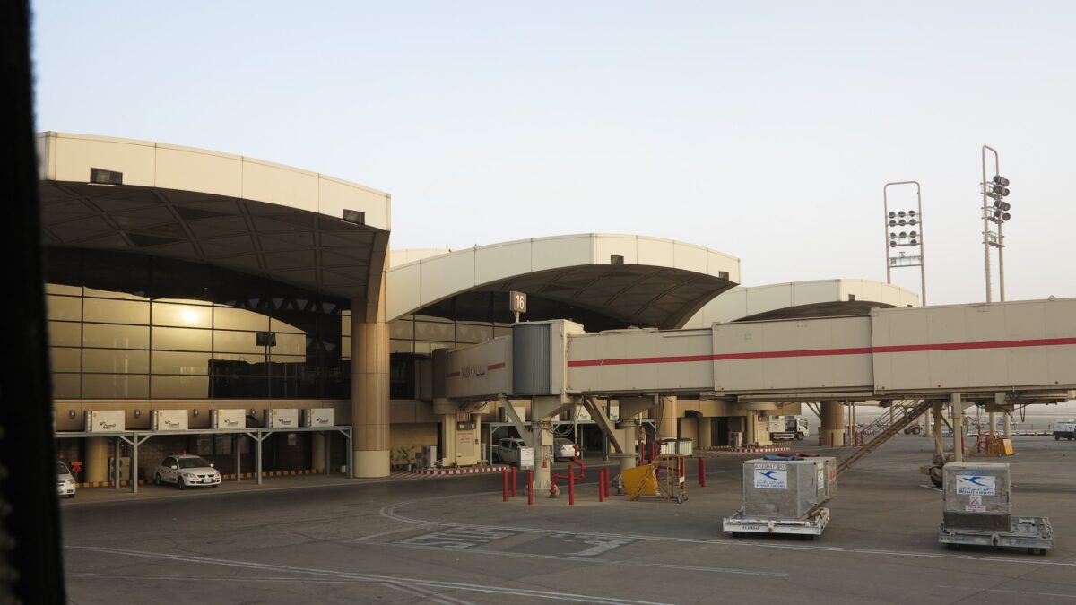 Terminal del aeropuerto internacional Rey Jalid de Riad cerrada, con humo o servicios de emergencia tras un ataque