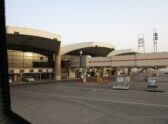 Terminal del aeropuerto internacional Rey Jalid de Riad cerrada, con humo o servicios de emergencia tras un ataque