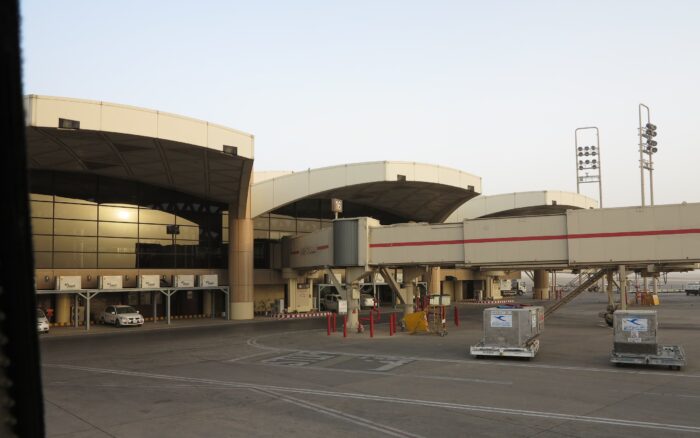 Terminal del aeropuerto internacional Rey Jalid de Riad cerrada, con humo o servicios de emergencia tras un ataque