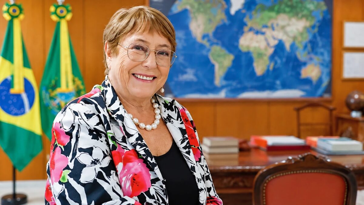 Sala de reuniones política con mesa larga y dirigentes de espaldas o fuera de foco.