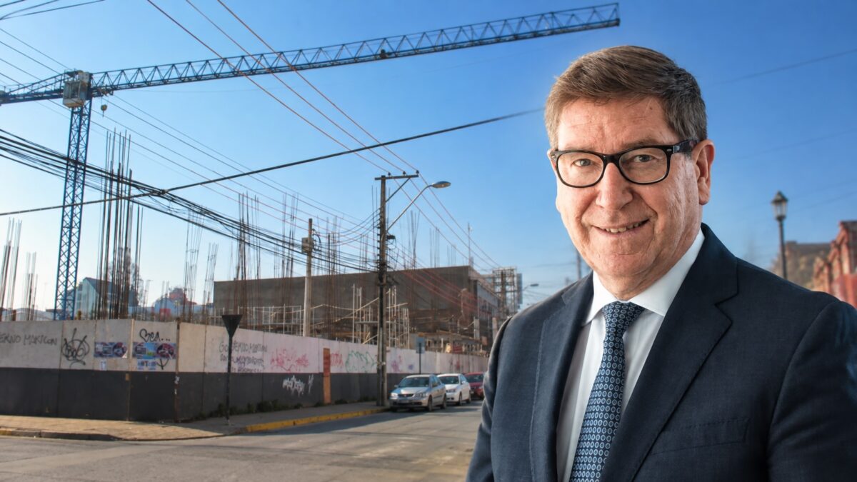 Obra de construcción en Chile con trabajadores de espaldas, que evoca empleo e inversión