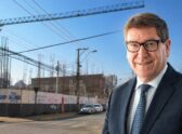 Obra de construcción en Chile con trabajadores de espaldas, que evoca empleo e inversión