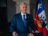 El Presidente de Chile pronunciando un discurso formal en cadena nacional desde un despacho oficial, con bandera y escudo nacional visibles, presentando el Presupuesto 2027