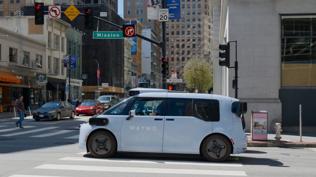 Un robotaxi autónomo detenido en plena calle, sin conductor visible, como símbolo del tipo de inmovilización que motivó la ley.