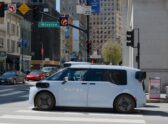 Un robotaxi autónomo detenido en plena calle, sin conductor visible, como símbolo del tipo de inmovilización que motivó la ley.