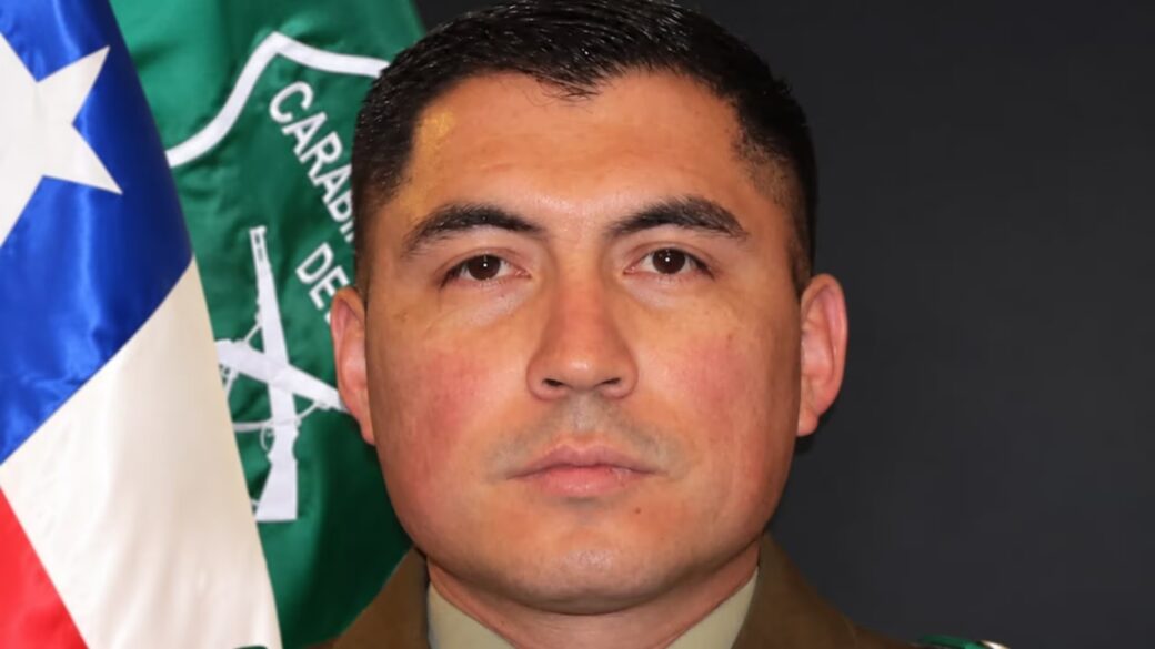 Vehículo policial de Carabineros con baliza encendida en una calle de un pueblo rural de noche, evocando un procedimiento policial nocturno sin reconstruir el ataque.