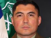 Vehículo policial de Carabineros con baliza encendida en una calle de un pueblo rural de noche, evocando un procedimiento policial nocturno sin reconstruir el ataque.