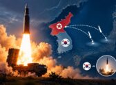 Sala de monitoreo militar con mapas de la península coreana, operadores de espaldas