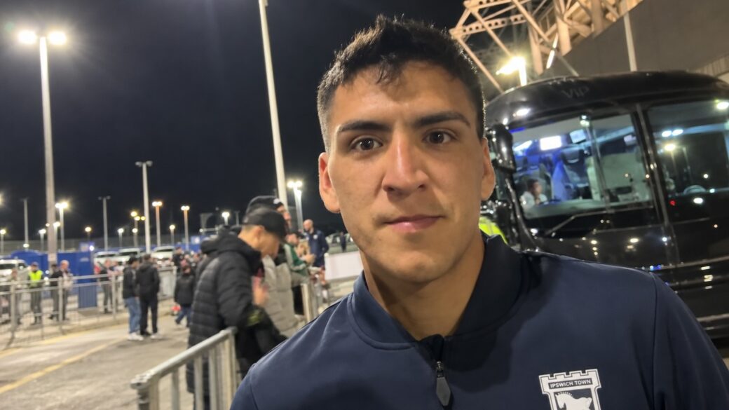Banca técnica o cancha de entrenamiento de una selección de fútbol, clima de tensión, sin mostrar a personas identificables con nitidez