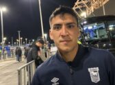Banca técnica o cancha de entrenamiento de una selección de fútbol, clima de tensión, sin mostrar a personas identificables con nitidez