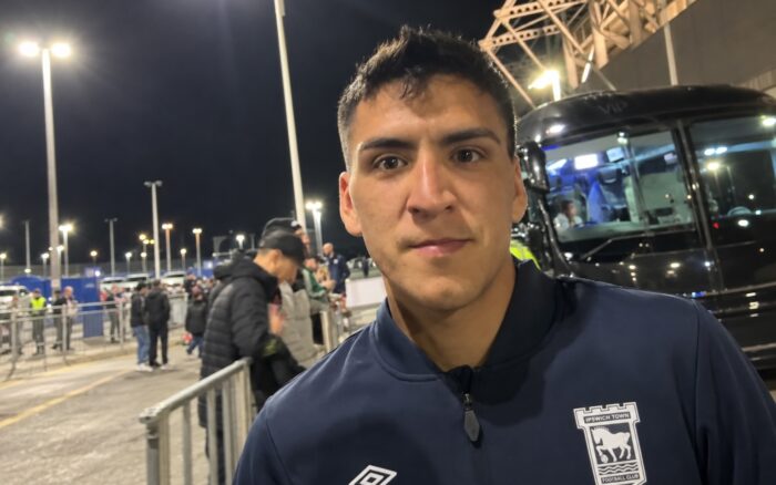 Banca técnica o cancha de entrenamiento de una selección de fútbol, clima de tensión, sin mostrar a personas identificables con nitidez
