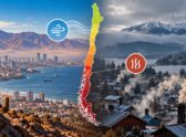 Barrio residencial de una ciudad del sur de Chile en invierno, con humo de chimeneas de leña acumulándose sobre los techos, comunicando contaminación por calefacción residencial sin necesidad de texto.