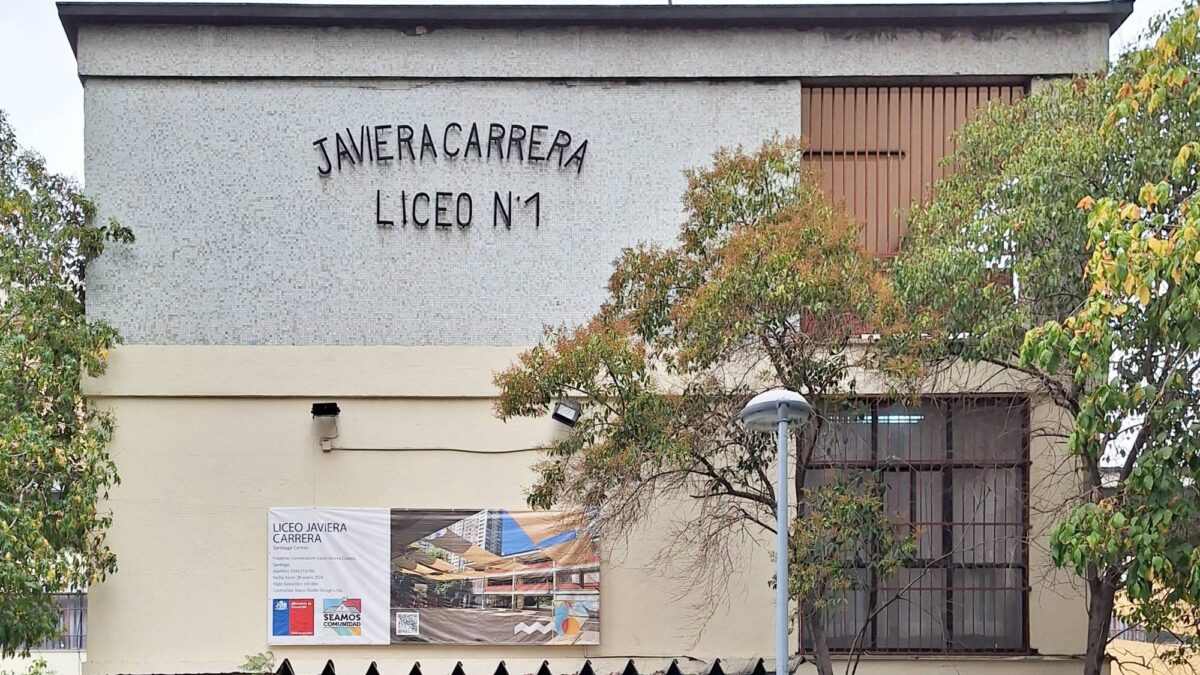 Exterior de un liceo público emblemático de Santiago Centro con presencia policial, que comunique un incidente de seguridad escolar sin mostrar el ataque ni rostros identificables