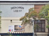 Exterior de un liceo público emblemático de Santiago Centro con presencia policial, que comunique un incidente de seguridad escolar sin mostrar el ataque ni rostros identificables