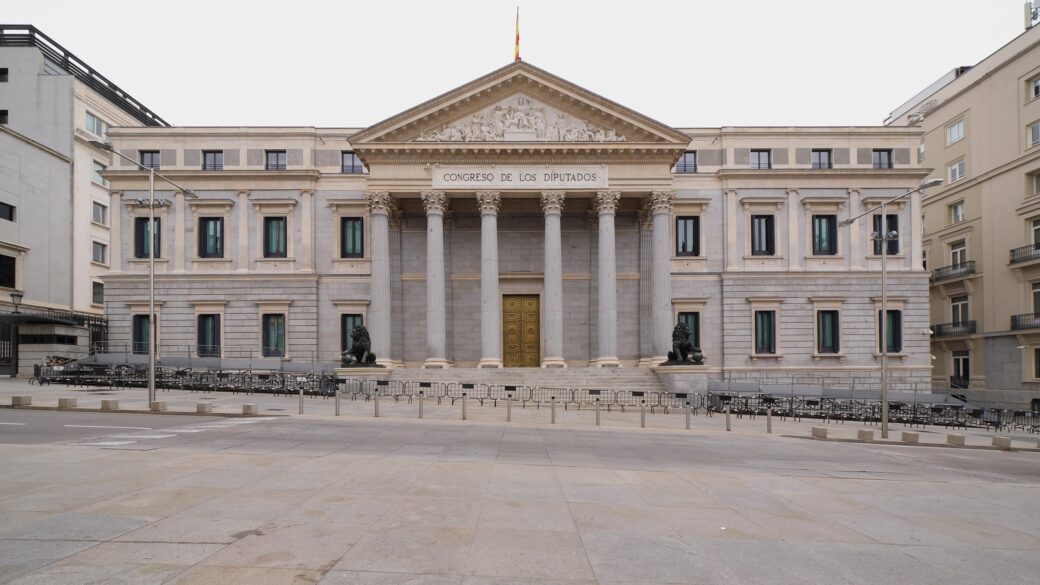 Una acampada o concentración de protesta por la crisis de vivienda en una plaza española, con carpas y pancartas, que comunique visualmente la movilización social sin depender del titular.