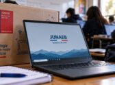 Un notebook escolar entregado por un programa estatal de conectividad educativa, en un contexto de aula o mochila, como símbolo del beneficio que se elimina.