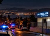 Exterior nocturno de un centro de salud de urgencia tipo SAPU/SAR con una ambulancia y un vehículo policial, evocando el traslado de una víctima de un ataque armado sin reconstruir el hecho ni mostrar personas identificables