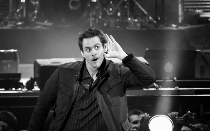 Jim Carrey en un evento público reciente (alfombra roja de premiación), como sustituto honesto de una ceremonia de boda privada sin registro visual disponible