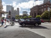 Un robotaxi (vehículo autónomo sin conductor, con sensores LIDAR visibles) detenido en una calle urbana de California