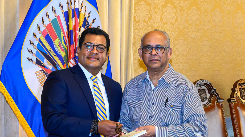 Reunión de cancilleres/representantes de la OEA en su sede de Washington D.C., con banderas de países miembros, discutiendo la resolución sobre Nicaragua.