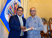Reunión de cancilleres/representantes de la OEA en su sede de Washington D.C., con banderas de países miembros, discutiendo la resolución sobre Nicaragua.