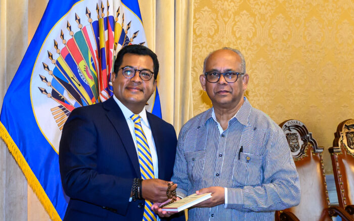 Reunión de cancilleres/representantes de la OEA en su sede de Washington D.C., con banderas de países miembros, discutiendo la resolución sobre Nicaragua.