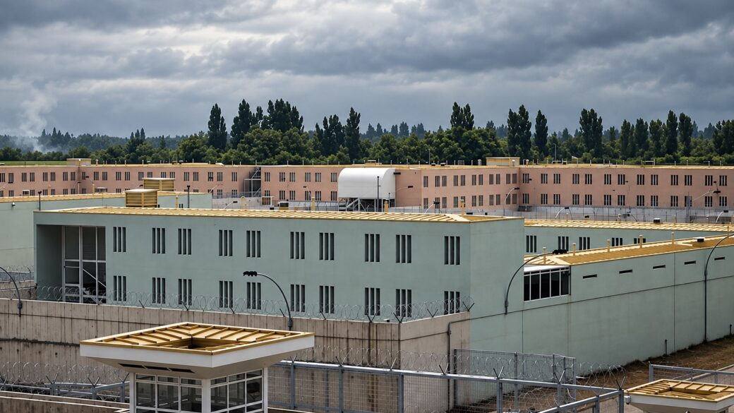 Exterior genérico de un recinto penitenciario chileno (muros, torre de vigilancia), sin identificar un penal específico