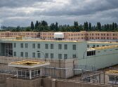 Exterior genérico de un recinto penitenciario chileno (muros, torre de vigilancia), sin identificar un penal específico